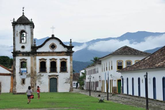 Igreja em frente à baía de Parati, no Rio de Janeiro